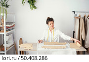 front view female tailor working studio 2. Стоковое фото, агентство Ingram Publishing / Фотобанк Лори