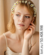 beautiful woman posing while wearing spring flowers crown. Стоковое фото, агентство Ingram Publishing / Фотобанк Лори