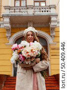 low angle beautiful woman holding bouquet flowers. Стоковое фото, агентство Ingram Publishing / Фотобанк Лори
