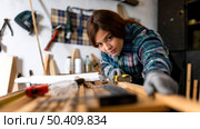 woman scraping wood planks. Стоковое фото, агентство Ingram Publishing / Фотобанк Лори