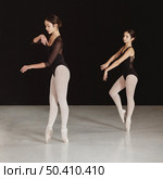 professional ballet dancers practicing together pointe shoes. Стоковое фото, агентство Ingram Publishing / Фотобанк Лори