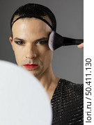 person looking into mirror. Стоковое фото, агентство Ingram Publishing / Фотобанк Лори