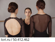 ballerina posing against other two ballerinas turned around. Стоковое фото, агентство Ingram Publishing / Фотобанк Лори