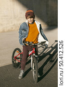 boy with his bike outdoors city. Стоковое фото, агентство Ingram Publishing / Фотобанк Лори