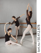 female ballet dancers training together pointe shoes leotards. Стоковое фото, агентство Ingram Publishing / Фотобанк Лори