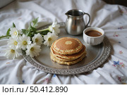 Завтрак из блинов и кофе с букетом белых цветов / Breakfast of pancakes and coffee with a bouquet of white flowers. Стоковое AI-изображение, AI-художник Валерий Лукин / Фотобанк Лори