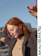 portrait woman posing outside against sky. Стоковое фото, агентство Ingram Publishing / Фотобанк Лори