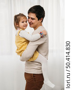 side view happy father holding his daughter. Стоковое фото, агентство Ingram Publishing / Фотобанк Лори