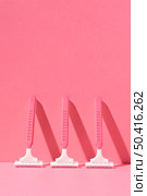 pink razor blades copy space. Стоковое фото, агентство Ingram Publishing / Фотобанк Лори