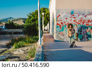 teenagers skateboarding backstreet. Стоковое фото, агентство Ingram Publishing / Фотобанк Лори