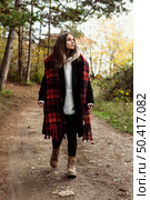 young woman walking forest. Стоковое фото, агентство Ingram Publishing / Фотобанк Лори