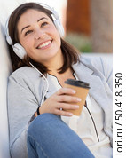 chubby girl enjoying coffee outdoors 3. Стоковое фото, агентство Ingram Publishing / Фотобанк Лори