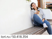 chubby girl enjoying coffee outdoors. Стоковое фото, агентство Ingram Publishing / Фотобанк Лори