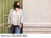 chubby girl wearing face mask outdoors. Стоковое фото, агентство Ingram Publishing / Фотобанк Лори
