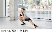 full shot man doing lunges. Стоковое фото, агентство Ingram Publishing / Фотобанк Лори
