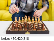 close up woman s hand playing chess. Стоковое фото, агентство Ingram Publishing / Фотобанк Лори