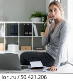 medium shot woman desk. Стоковое фото, агентство Ingram Publishing / Фотобанк Лори