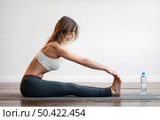 side view woman yoga mat with water bottle. Стоковое фото, агентство Ingram Publishing / Фотобанк Лори