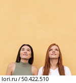 smiley women looking up with copy space. Стоковое фото, агентство Ingram Publishing / Фотобанк Лори