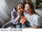 beautiful happy friends spending time together 5. Стоковое фото, агентство Ingram Publishing / Фотобанк Лори