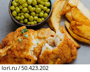 close up fish chips with peas. Стоковое фото, агентство Ingram Publishing / Фотобанк Лори