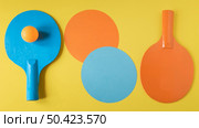 flat lay two ping pong paddles with ball. Стоковое фото, агентство Ingram Publishing / Фотобанк Лори
