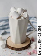 high angle hot chocolate with marshmallows mug. Стоковое фото, агентство Ingram Publishing / Фотобанк Лори