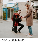 kneeled man making proposal. Стоковое фото, агентство Ingram Publishing / Фотобанк Лори