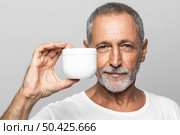 close up man holding cream container 2. Стоковое фото, агентство Ingram Publishing / Фотобанк Лори
