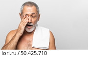 close up senior man yawning. Стоковое фото, агентство Ingram Publishing / Фотобанк Лори