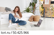 female vlogger checking her phone 2. Стоковое фото, агентство Ingram Publishing / Фотобанк Лори