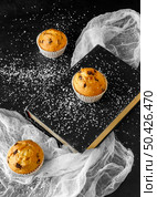 high angle delicious cupcake concept. Стоковое фото, агентство Ingram Publishing / Фотобанк Лори