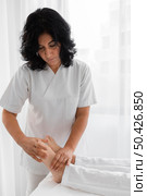 osteopathist treating young woman. Стоковое фото, агентство Ingram Publishing / Фотобанк Лори