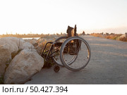 wheelchair lifestyle concept beach. Стоковое фото, агентство Ingram Publishing / Фотобанк Лори