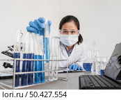 woman working with chemical substances lab. Стоковое фото, агентство Ingram Publishing / Фотобанк Лори