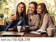 Groups of female firends making a selfie during a pause on the studies. Стоковое фото, агентство Ingram Publishing / Фотобанк Лори