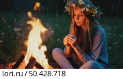 Ивана Купала, 7 июля, девушка ночью у костра. Стоковое видео, видеограф Olga Dmitrieva / Фотобанк Лори