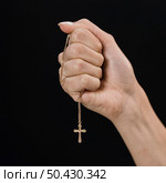 female hand holding cross necklace. Стоковое фото, агентство Ingram Publishing / Фотобанк Лори