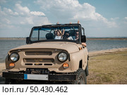 friends having fun traveling by car 2. Стоковое фото, агентство Ingram Publishing / Фотобанк Лори