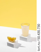 high angle lemon juice slice. Стоковое фото, агентство Ingram Publishing / Фотобанк Лори