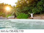 Beautiful woman enjoying the beautiful beachs of Praslin, Seychelles. Стоковое фото, агентство Ingram Publishing / Фотобанк Лори