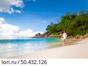 Beautiful woman enjoying the beautiful beachs of Praslin, Seychelles. Стоковое фото, агентство Ingram Publishing / Фотобанк Лори