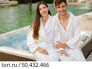 Young couple sitting near a jacuzzi in a luxury hotel. Стоковое фото, агентство Ingram Publishing / Фотобанк Лори