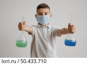boy holding chemical elements recipients. Стоковое фото, агентство Ingram Publishing / Фотобанк Лори