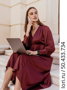 business woman sitting stairs. Стоковое фото, агентство Ingram Publishing / Фотобанк Лори