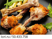 chicken drumsticks leftovers with salad. Стоковое фото, агентство Ingram Publishing / Фотобанк Лори