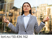 front view businesswoman zen pose. Стоковое фото, агентство Ingram Publishing / Фотобанк Лори