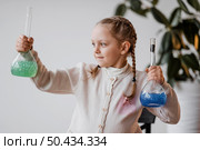 girl holding chemical elements recipients. Стоковое фото, агентство Ingram Publishing / Фотобанк Лори