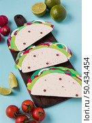 high angle paper tacos wooden board. Стоковое фото, агентство Ingram Publishing / Фотобанк Лори