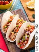 high angle tacos wooden board. Стоковое фото, агентство Ingram Publishing / Фотобанк Лори